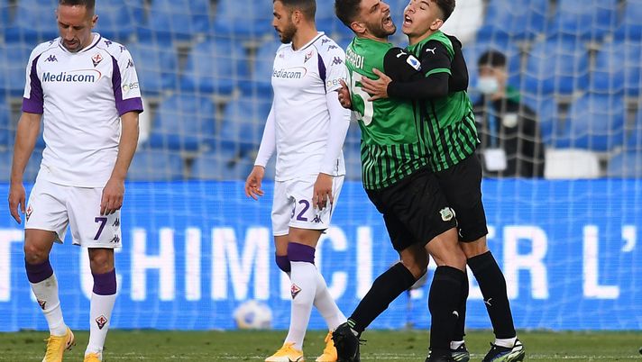 REGGIO NELL'EMILIA, ITALY - APRIL 17: Maxime Lopez of Sassuolo celebrates after scoring his team's second goal during the Serie A match between US Sassuolo and ACF Fiorentina at Mapei Stadium - Città del Tricolore on April 17, 2021 in Reggio nell'Emilia, Italy. Sporting stadiums around Italy remain under strict restrictions due to the Coronavirus Pandemic as Government social distancing laws prohibit fans inside venues resulting in games being played behind closed doors. (Photo by Alessandro Sabattini/Getty Images) REGGIO NELL'EMILIA, ITALY - APRIL 17: Maxime Lopez of Sassuolo celebrates after scoring his team's second goal during the Serie A match between US Sassuolo and ACF Fiorentina at Mapei Stadium - Città del Tricolore on April 17, 2021 in Reggio nell'Emilia, Italy. Sporting stadiums around Italy remain under strict restrictions due to the Coronavirus Pandemic as Government social distancing laws prohibit fans inside venues resulting in games being played behind closed doors. (Photo by Alessandro Sabattini/Getty Images)