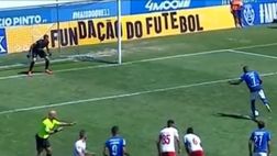 VIDEO/ Rigore mai visto: il tiratore resta congelato