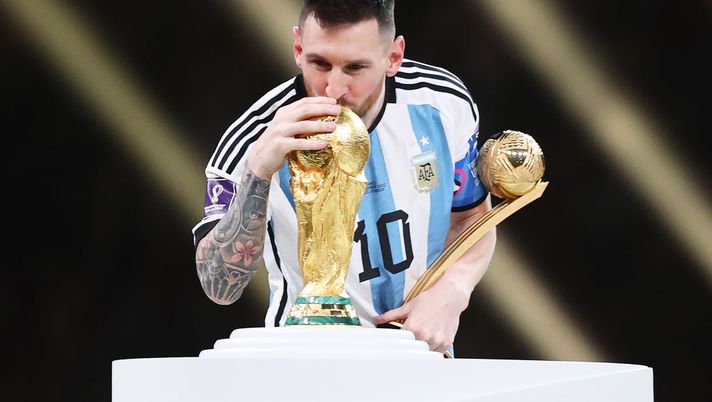 LUSAIL CITY, QATAR - DECEMBER 18: Lionel Messi of Argentina kisses the FIFA World Cup Qatar 2022 Winners' Trophy while holding the adidas Golden Boot award after the FIFA World Cup Qatar 2022 Final match between Argentina and France at Lusail Stadium on December 18, 2022 in Lusail City, Qatar. (Photo by Julian Finney/Getty Images) PSG, Messi campione è un problema: vuole mostrare la Coppa ai tifosi, ma sarebbe una provocazione per Mbappè! - immagine 1