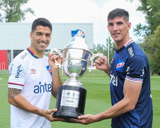 Montevideo, Suarez regala cellulari per 30mila euro ai compagni vincitori del titolo- immagine 3