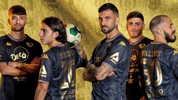 FOTO Palermo-Bari, squadra in campo con la nuova maglia con tutti i loghi storici  Palermo