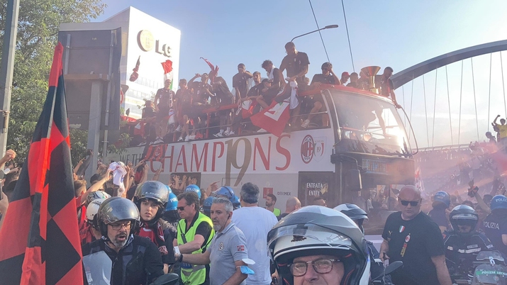 Milan, è qui la festa! Entusiasmo implacabile dei tifosi | VIDEO PM