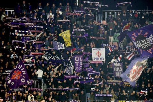 VENICE, ITALY - OCTOBER 18: Supporters of Fiorentina during the Serie A match between Venezia FC and ACF Fiorentina at Stadio Pier Luigi Penzo on October 18, 2021 in Venice, Italy. (Photo by Maurizio Lagana/Getty Images) VENICE, ITALY - OCTOBER 18: Supporters of Fiorentina during the Serie A match between Venezia FC and ACF Fiorentina at Stadio Pier Luigi Penzo on October 18, 2021 in Venice, Italy. (Photo by Maurizio Lagana/Getty Images)