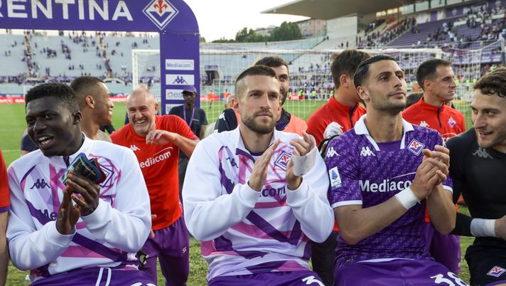 GERMOGLI PH: 27 MAGGIO 2023 FIRENZE STADIO ARTEMIO FRANCHI CAMPIONATO SERIE A FIORENTINA VS ROMA NELLA FOTO FESTEGGIAMENTI FIORENTINA QS: “Baci, abbracci e vittoria. La Fiorentina batte la Roma” - immagine 1