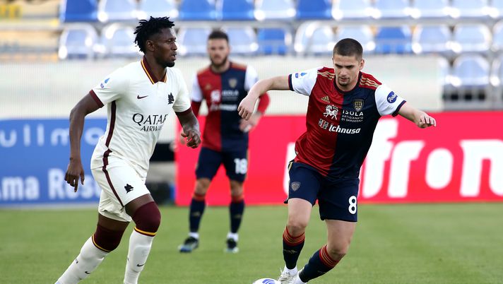 CAGLIARI, ITALY - APRIL 25: Razvan Marin of Cagliari in action during the Serie A match between Cagliari Calcio and AS Roma at Sardegna Arena on April 25, 2021 in Cagliari, Italy. Sporting stadiums around Italy remain under strict restrictions due to the Coronavirus Pandemic as Government social distancing laws prohibit fans inside venues resulting in games being played behind closed doors. (Photo by Enrico Locci/Getty Images) CAGLIARI, ITALY - APRIL 25: Razvan Marin of Cagliari in action during the Serie A match between Cagliari Calcio and AS Roma at Sardegna Arena on April 25, 2021 in Cagliari, Italy. Sporting stadiums around Italy remain under strict restrictions due to the Coronavirus Pandemic as Government social distancing laws prohibit fans inside venues resulting in games being played behind closed doors. (Photo by Enrico Locci/Getty Images)