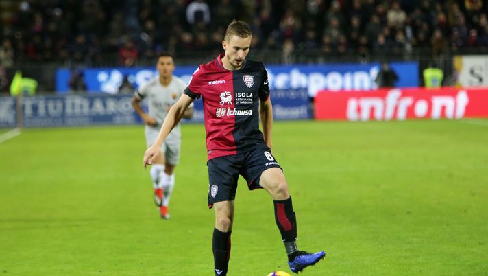 CAGLIARI, ITALY - DECEMBER 08:Filip Bradaric of Cagliari in action during the Serie A match between Cagliari and AS Roma at Sardegna Arena on December 9, 2018 in Cagliari, Italy. (Photo by Enrico Locci/Getty Images) CAGLIARI, ITALY - DECEMBER 08:Filip Bradaric of Cagliari in action during the Serie A match between Cagliari and AS Roma at Sardegna Arena on December 9, 2018 in Cagliari, Italy. (Photo by Enrico Locci/Getty Images)