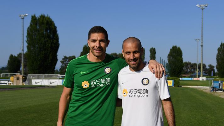 COMO, ITALY - MAY 27:  Juan Pablo Carrizo (L) and Rodrigo Sebastian Palacio of FC Internazionale pose for a photo  during FC Internazionale training session at Suning Training Center at Appiano Gentile on May 27, 2017 in Como, Italy.  (Photo by Claudio Villa - Inter/Inter via Getty Images) 