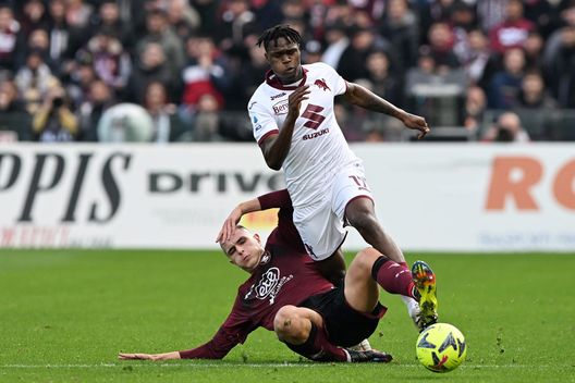 SALERNO, ITALY - JANUARY 08: Wilfred Singo of Torino FC battles for possession with Lorenzo Pirola of Salernitana during the Serie A match between Salernitana and Torino FC at Stadio Arechi on January 08, 2023 in Salerno, Italy. (Photo by Francesco Pecoraro/Getty Images) Juric perde Lazaro: così un obiettivo viola si complica- immagine 2