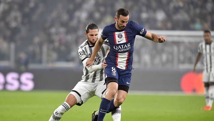 TURIN, ITALY - NOVEMBER 02: Adrien Rabiot of Juventus battles for the ball with Fabian Ruiz of Paris Saint-Germain during the UEFA Champions League group H match between Juventus and Paris Saint- Germain at Juventus Stadium on November 02, 2022 in Turin, Italy. (Photo by Filippo Alfero - Juventus FC/Juventus FC via Getty Images) Shock Fabian Ruiz, il Mondiale è fortemente a rischio: out per 2 settimane - immagine 1