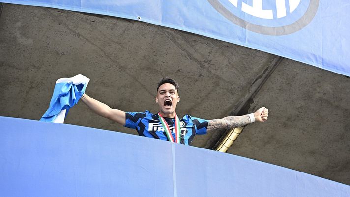 MILAN, ITALY - MAY 23: Lautaro Martinez of FC Internazionale celebrates towards the fans who are gathered outside the ground after the Serie A match between FC Internazionale Milano and Udinese Calcio at Stadio Giuseppe Meazza on May 23, 2021 in Milan, Italy. A limited number of fans will be allowed into Premier League stadiums as Coronavirus restrictions begin to ease in Italy. (Photo by Mattia Ozbot/Getty Images) 