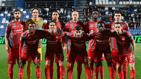 REGGIO NELL'EMILIA, ITALY - MARCH 06:US Cremonese team line up during the Serie A match between US Sassuolo and US Cremonese at Mapei Stadium - Citta' del Tricolore on March 06, 2023 in Reggio nell'Emilia, Italy. (Photo by Alessandro Sabattini/Getty Images)