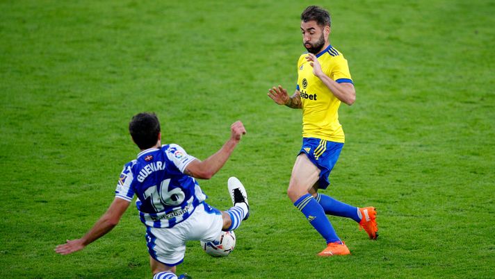 CADIZ, SPAIN - NOVEMBER 22: Ander Guevara of Real Sociedad battles for possession with Alberto Perea of Cadiz CF during the La Liga Santander match between Cadiz CF and Real Sociedad at Estadio Ramon de Carranza on November 22, 2020 in Cadiz, Spain. Sporting stadiums around Spain remain under strict restrictions due to the Coronavirus Pandemic as Government social distancing laws prohibit fans inside venues resulting in games being played behind closed doors. (Photo by Fran Santiago/Getty Images) CADIZ, SPAIN - NOVEMBER 22: Ander Guevara of Real Sociedad battles for possession with Alberto Perea of Cadiz CF during the La Liga Santander match between Cadiz CF and Real Sociedad at Estadio Ramon de Carranza on November 22, 2020 in Cadiz, Spain. Sporting stadiums around Spain remain under strict restrictions due to the Coronavirus Pandemic as Government social distancing laws prohibit fans inside venues resulting in games being played behind closed doors. (Photo by Fran Santiago/Getty Images)