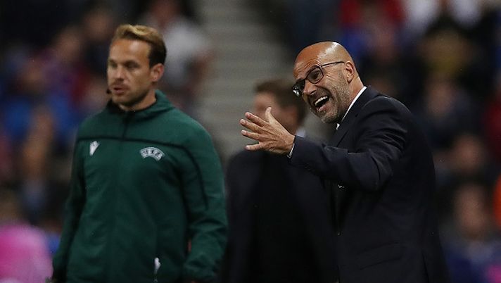 GLASGOW, SCOTLAND - SEPTEMBER 16: Lyon manager Peter Bosz is seen during the UEFA Europa League group A match between Rangers FC and Olympique Lyon at Ibrox Stadium on September 16, 2021 in Glasgow, Scotland. (Photo by Ian MacNicol/Getty Images) IL VICE DI BOSZ TENDE UNA MANO AI RIVALI...