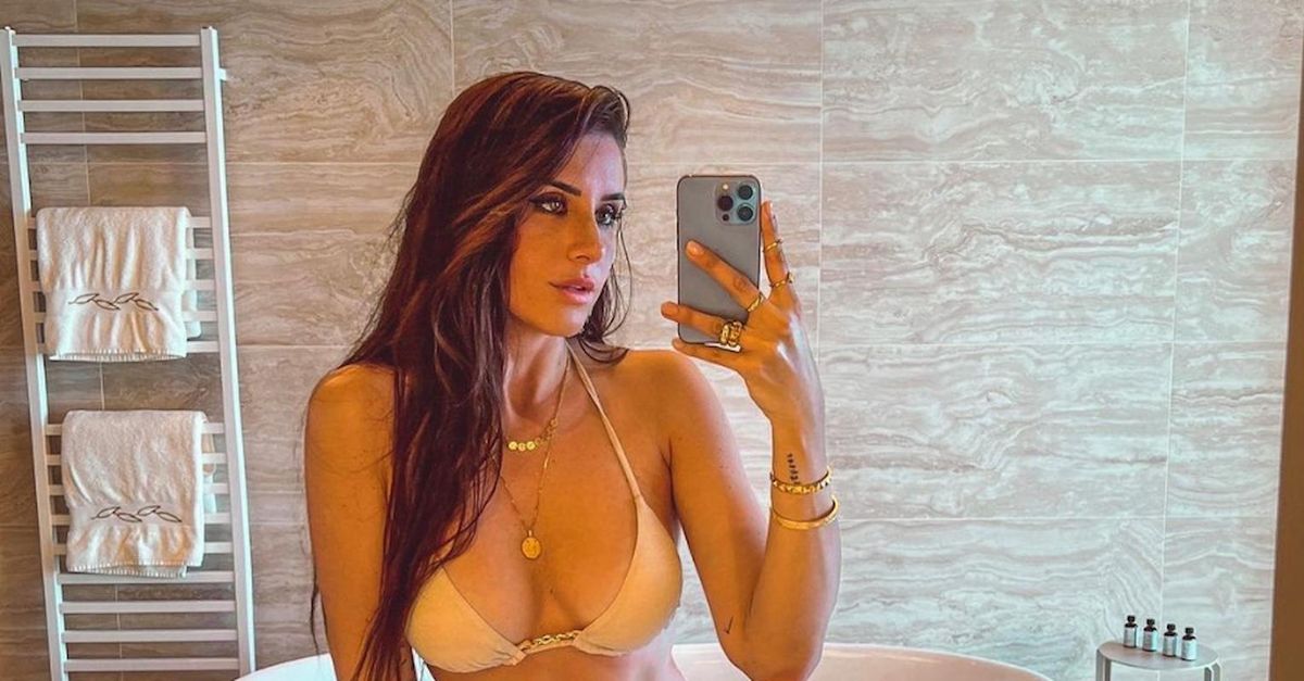 Valentina Vignali si scatta un selfie in bikini allo specchio: forma splendida