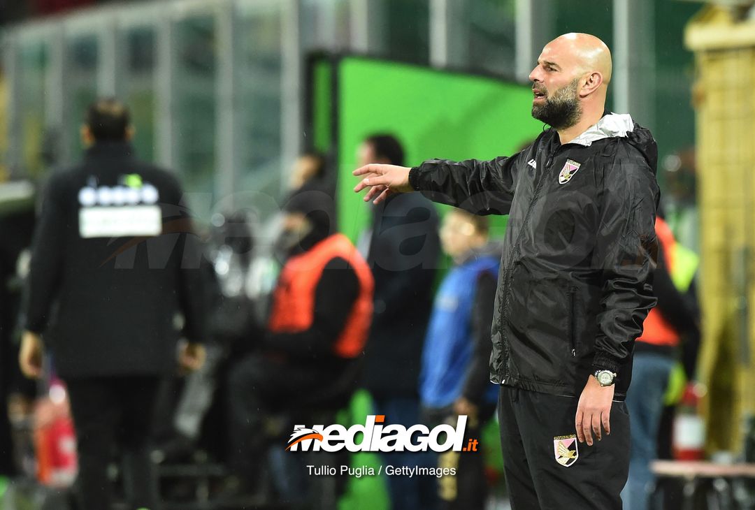  PALERMO, ITALY - FEBRUARY 04: Head coach Roberto Stellone of Palermo issues instructions during the Serie B match between US Citta di Palermo and Foggia at Stadio Renzo Barbera on February 04, 2019 in Palermo, Italy. (Photo by Tullio M. Puglia/Getty Images)  