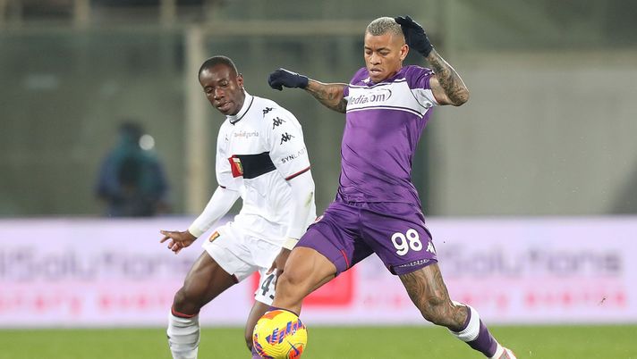 FLORENCE, ITALY - JANUARY 17: Igor of ACF Fiorentina battles for the ball with Kelvin Yeboah of Genoa CFC during the Serie A match between ACF Fiorentina and Genoa CFC at Stadio Artemio Franchi on January 17, 2022 in Florence, Italy. (Photo by Gabriele Maltinti/Getty Images) Igor, offerta del Krasnodar. Al momento la Fiorentina dice no - immagine 1