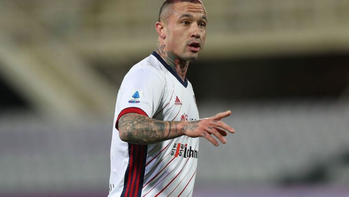 FLORENCE, ITALY - JANUARY 10: Radja Naiggolan of Cagliari Calcio in action during the Serie A match between ACF Fiorentina and Cagliari Calcio at Stadio Artemio Franchi on January 10, 2021 in Florence, Italy. (Photo by Gabriele Maltinti/Getty Images) Cagliari, le ultime sulla formazione: Ceppitelli, Nainggolan e la scelta sui tre attaccanti - immagine 1