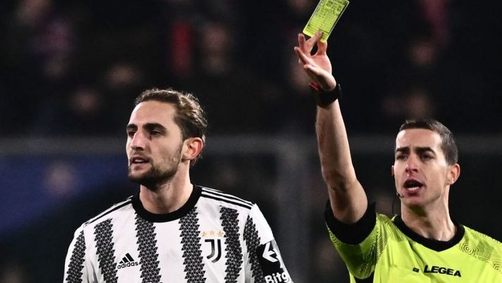 Italian referee Giovanni Ayroldi gives a yellow card to Juventus' French midfielder Adrien Rabiot (L) during the Italian Serie A football match between Cremonese and Juventus on January 4, 2023 at the Giovanni-Zini stadium in Cremona. (Photo by Marco BERTORELLO / AFP) (Photo by MARCO BERTORELLO/AFP via Getty Images) Allegri: “Perché Rabiot è partito in panchina contro la Cremonese. Chiesa…” - immagine 1