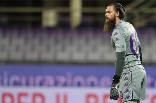  FLORENCE, ITALY - FEBRUARY 19: Bartlomiej Dragoski of ACF Fiorentina looks on during the Serie A match between ACF Fiorentina and Spezia Calcio at Stadio Artemio Franchi on February 19, 2021 in Florence, Italy. (Photo by Gabriele Maltinti/Getty Images) 