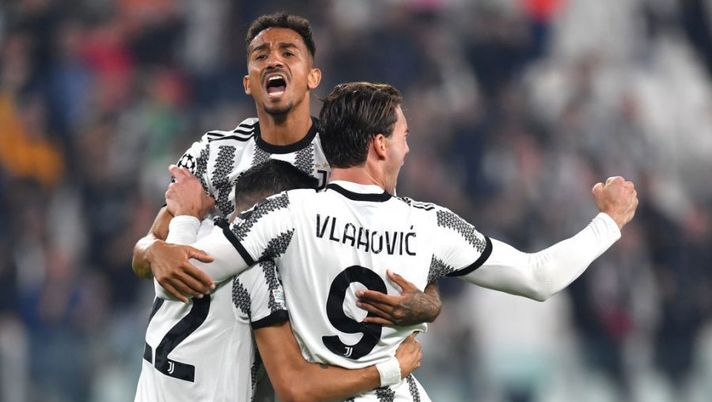TURIN, ITALY - OCTOBER 05: Duaan Vlahovic of Juventus celebrates with team mates Angel Di Maria and Danilo after scoring their sides second goal during the UEFA Champions League group H match between Juventus and Maccabi Haifa FC at Allianz Stadium on October 05, 2022 in Turin, Italy. (Photo by Valerio Pennicino/Getty Images) Juve, da Di Maria ai sorpassi di Miretti e De Sciglio: dubbi e scelte di formazione - immagine 1