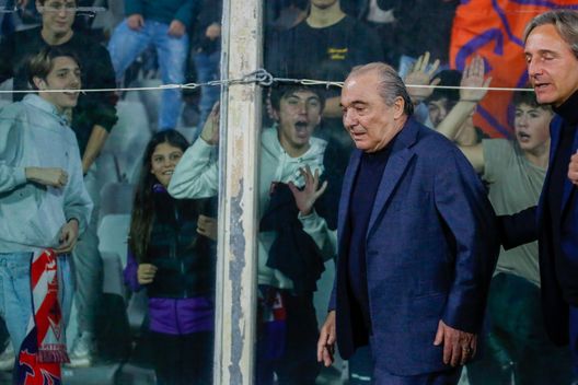 GERMOGLI PH: 9 NOVEMBRE 2022 FIRENZE STADIO ARTEMIO FRANCHI SERIE A FIORENTINA VS SALERNITANA NELLA FOTO ROCCO COMMISSO SALUTA LA CURVA FIESOLE Dal “fate ridere” all’esodo viola: la Fiorentina ritrova il feeling con i tifosi- immagine 2