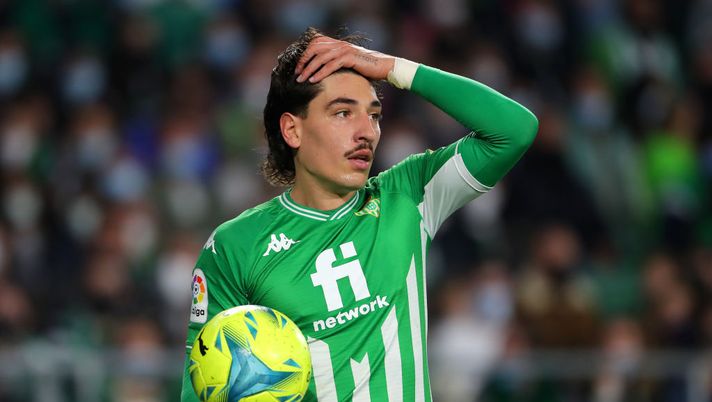 SEVILLE, SPAIN - JANUARY 02: Hector Bellerin of Real Betis reacts during the LaLiga Santander match between Real Betis and RC Celta de Vigo at Estadio Benito Villamarin on January 02, 2022 in Seville, Spain. (Photo by Fran Santiago/Getty Images) Bellerin, secco no alla Fiorentina: il suo futuro sarà in Spagna - immagine 1