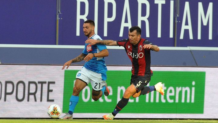 BOLOGNA, ITALY - JULY 15: Matteo Politano of SSC Napoli competes the ball with Gary Medel of Bologna FC during the Serie A match between Bologna FC and SSC Napoli at Stadio Renato Dall'Ara on July 15, 2020 in Bologna, Italy. (Photo by Mario Carlini / Iguana Press/Getty Images) BOLOGNA, ITALY - JULY 15: Matteo Politano of SSC Napoli competes the ball with Gary Medel of Bologna FC during the Serie A match between Bologna FC and SSC Napoli at Stadio Renato Dall'Ara on July 15, 2020 in Bologna, Italy. (Photo by Mario Carlini / Iguana Press/Getty Images)