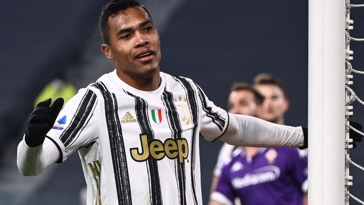 Juventus' Brazilian defender Alex Sandro reacts after scoring an own goal during the Italian Serie A football match Juventus vs Fiorentina on December 22, 2020 at the Juventus stadium in Turin. (Photo by Marco BERTORELLO / AFP) (Photo by MARCO BERTORELLO/AFP via Getty Images) Alex Sandro può andare via: la Juve studia lo scambio, due club candidati - immagine 1