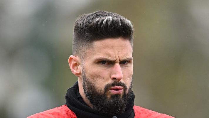 CAIRATE, ITALY - DECEMBER 04: Olivier Giroud of AC Milan reacts during a AC Milan training session at Milanello on December 04, 2023 in Cairate, Italy. (Photo by Claudio Villa/AC Milan via Getty Images) DAI CAMPI – Dybala, Pellegrini, Giroud, Lapadula, Folorunsho, Krstovic, Mota, Kostic: le novità - immagine 1