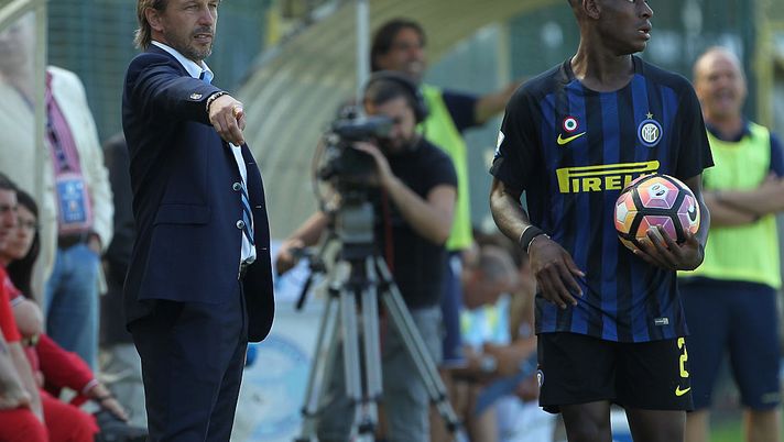 SESTO SAN GIOVANNI, ITALY - SEPTEMBER 24:  FC Internazionale Milano coach Stefano Vecchi issues instructions to his players during the Primavera Tim juvenile match between FC Internazionale and Virtus Entella at Stadio Breda on September 24, 2016 in Sesto San Giovanni, Italy.  (Photo by Marco Luzzani - Inter/Inter via Getty Images) 