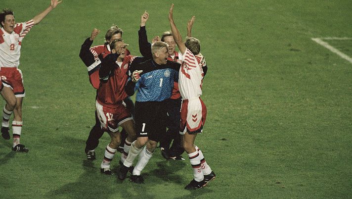 GOTHENBURG, SWEDEN - JUNE 22: Peter Schmeichel of Denmark celebrates victory with his team-mates in the penalty shoot-out to send Denmark into the final during the UEFA European Championships 1992 Semi-Final between Netherlands and Denmark held at the Ullevi Stadium on June 22, 1992 in Gothenburg, Sweden. (Photo by Simon Bruty/Allsport/Getty Images) United, senti Schmeichel: “Dispiaciuto per Ole, qualcosa non va nel club serve un progetto a lungo termine” - immagine 1