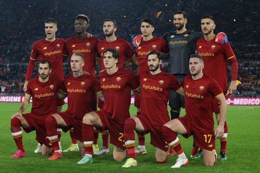 La Roma in campo in occasione della sfida al Milan. La Roma in campo in occasione della sfida al Milan.