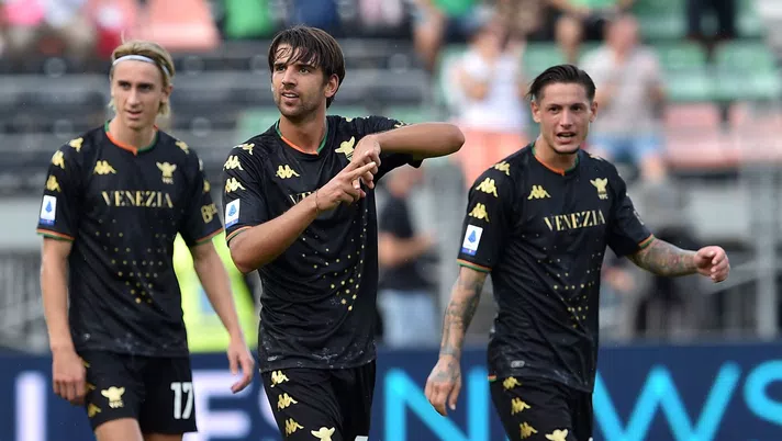 VENICE, ITALY - SEPTEMBER 19:  Pietro Ceccaroni of Venezia FC celebrates after scoring goal 1-1 during the Serie A match between Venezia FC and Spezia Calcio at Stadio Paolo Mazza on September 19, 2021 in Venice, Italy.  (Photo by Giuseppe Bellini/Getty Images)