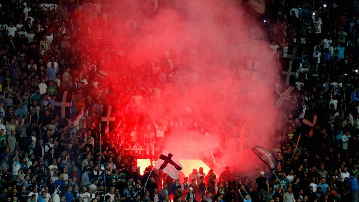 NAPLES, ITALY - SEPTEMBER 26: Supporters of Napoli during the Serie A match between SSC Napoli and Juventus FC at Stadio San Paolo on September 26, 2015 in Naples, Italy.  (Photo by Maurizio Lagana/Getty Images) 