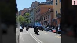 VIDEO Sampdoria-Cremonese, scontri tra ultras: rissa con cinghie e spranghe