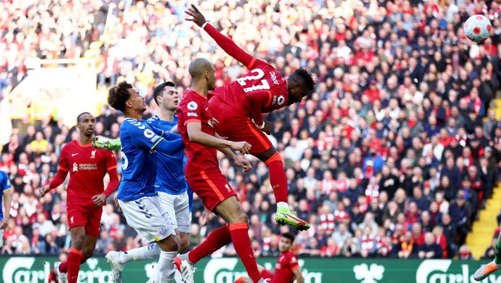 LIVERPOOL, ENGLAND - APRIL 24: Divock Origi of Liverpool scores their team's second goal during the Premier League match between Liverpool and Everton at Anfield on April 24, 2022 in Liverpool, England. (Photo by Clive Brunskill/Getty Images) Liverpool, capitan Henderson: “Origi adora i derby…” - immagine 1