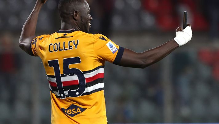 CREMONA, ITALY - OCTOBER 24: Omar Colley of UC Sampdoria celebrates with a mobie photo after victory at the end of the Serie A match between US Cremonese and UC Sampdoria at Stadio Giovanni Zini on October 24, 2022 in Cremona, Italy. (Photo by Marco Luzzani/Getty Images) Calciomercato Cremonese, Colley e Lasagna nel mirino: le ultime - immagine 1