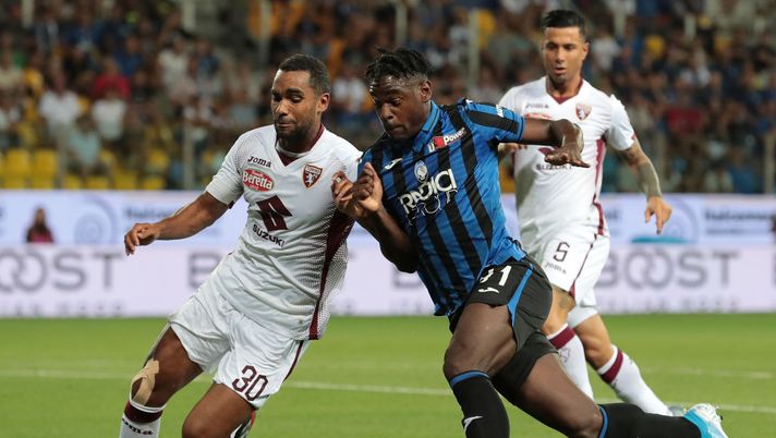 PARMA, ITALY - SEPTEMBER 01:  Duvan Zapata of Atalanta BC is challenged by Koffi Djidji (L) of Torino FC during the Serie A match between Atalanta BC and Torino FC at Stadio Ennio Tardini on September 1, 2019 in Parma, Italy.  (Photo by Emilio Andreoli/Getty Images) 