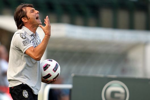 SIENA, ITALY - AUGUST 28: Siena head coach Antonio Conte gestures during the Serie B match between Siena and Reggina at Artemio Franchi - Mps Arena Stadium on August 28, 2010 in Siena, Italy. AC Siena won 2-1. (Photo by Gabriele Maltinti/Getty Images) SIENA, ITALY - AUGUST 28: Siena head coach Antonio Conte gestures during the Serie B match between Siena and Reggina at Artemio Franchi - Mps Arena Stadium on August 28, 2010 in Siena, Italy. AC Siena won 2-1. (Photo by Gabriele Maltinti/Getty Images)