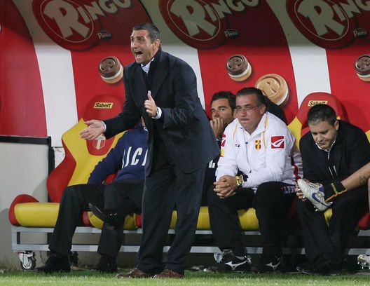 MESSINA, ITALY - OCTOBER 21: Bruno Giordano the Messina coach shouts instructions to his team during the Serie A match between Messina and AC Milan at the Stadio Giovanni Celeste on October 21, 2006 in Messina, Italy. (Photo by New Press/Getty Images) MESSINA, ITALY - OCTOBER 21: Bruno Giordano the Messina coach shouts instructions to his team during the Serie A match between Messina and AC Milan at the Stadio Giovanni Celeste on October 21, 2006 in Messina, Italy. (Photo by New Press/Getty Images)