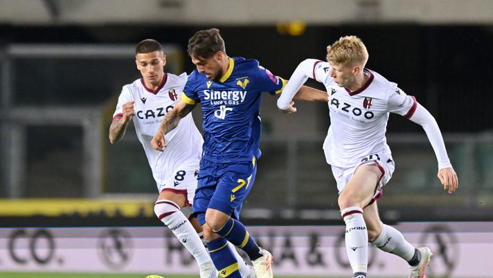 VERONA, ITALY - APRIL 21: Simone Verdi of Hellas Verona battles for possession with Nicolas Dominguez (L) and Jerdy Schouten of Bologna FC and during the Serie A match between Hellas Verona and Bologna FC at Stadio Marcantonio Bentegodi on April 21, 2023 in Verona, Italy. (Photo by Alessandro Sabattini/Getty Images) Jack Bonora: “Sciupata una occasione importante. Atteggiamento rivedibile” - immagine 1