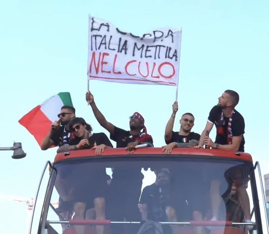 Scudetto, che stile il Milan. Striscione offensivo contro l’Inter: “Coppa Italia nel c..o”- immagine 2