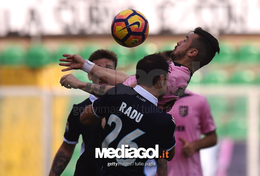  PALERMO, ITALY - NOVEMBER 27: Ilija Nestorovski (R) of Palermo controls the ball as Stefan Radu (L) of Lazio tackles during the Serie A match betweenUS Citta di Palermo and SS Lazio at Stadio Renzo Barbera on November 27, 2016 in Palermo, Italy.  (Photo by Tullio M. Puglia/Getty Images) 
