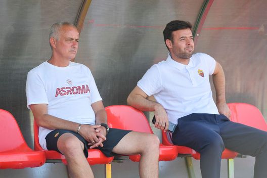 ALBUFEIRA, PORTUGAL - JULY 23: AS Roma coach Josè Mourinho and Tiago Pinto prior to a preseason friendly match between AS Roma and OGC Nice at Estadio Municipal de Albufeira on July 23, 2022 in Albufeira, Portugal. (Photo by Fabio Rossi/AS Roma via Getty Images) Tiago Pinto nel pre: “Partita difficile contro una grande squadra”- immagine 2