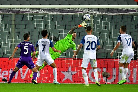 FLORENCE, ITALY - OCTOBER 10: Ivan Provedel of SS Lazio dives for the ball during the Serie A match between ACF Fiorentina and SS Lazio at Stadio Artemio Franchi on October 10, 2022 in Florence, Italy. (Photo by Marco Rosi - SS Lazio/Getty Images) Fiorentina guarda Provedel, che rimpianto: “Un portiere mai visto, che sorpresa”- immagine 2