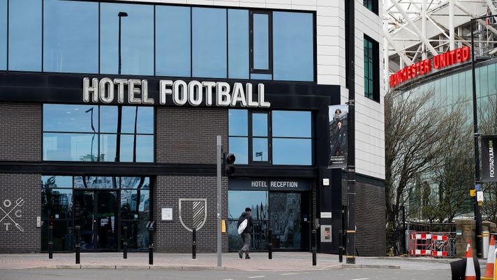 A view of Hotel Football next to Old Trafford, Manchester. Gary Neville and Ryan Giggs will give health workers free access to their hotels from this weekend in a show of solidarity during the coronavirus outbreak. PA Photo. Picture date: Thursday March 19, 2020. See PA story SPORT Coronavirus. Photo credit should read: Martin Rickett/PA Wire Giggs e Neville, che flop: l’Hotel di fronte all’Old Trafford genera perdite per 3,7 milioni - immagine 1