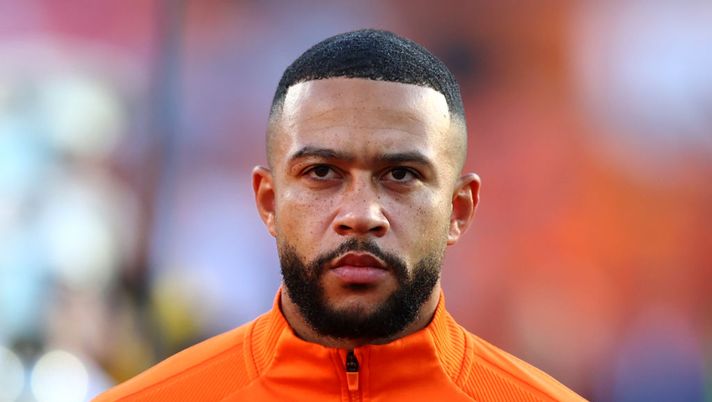 ROTTERDAM, NETHERLANDS - JUNE 11: Memphis Depay of Netherlands stands for the national anthem prior to the UEFA Nations League League A Group 4 match between Netherlands and Poland at Stadium Feijenoord on June 11, 2022 in Rotterdam, Netherlands. (Photo by Dean Mouhtaropoulos/Getty Images) Sky: “Depay non sbloccata, ecco i motivi. La Juve ha sondato un possibile piano B” - immagine 1