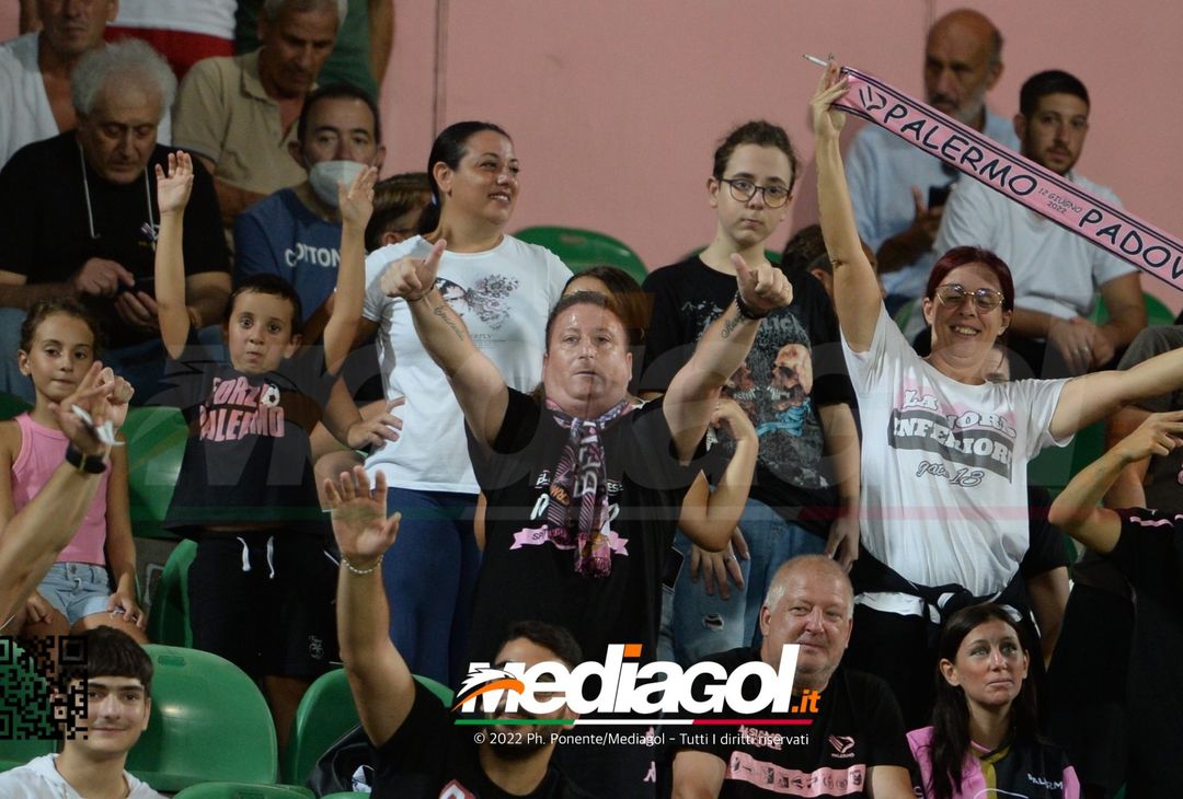 FOTOTIFO, Palermo-Genoa 1-0: i tifosi allo stadio “Renzo Barbera” (Gallery) - immagine 68