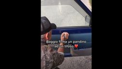 VIDEO / Roberto Baggio firma la Fiat Panda di un tifoso!
