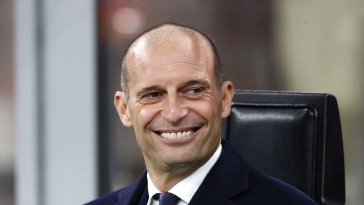 MILAN, ITALY - JANUARY 23: Massimiliano Allegri, Head Coach of Juventus smiles prior to the Serie A match between AC Milan and Juventus at Stadio Giuseppe Meazza on January 23, 2022 in Milan, Italy. (Photo by Marco Luzzani/Getty Images) Come cambia la Juve con Vlahovic: Allegri ha in mente due moduli ad hoc - immagine 1